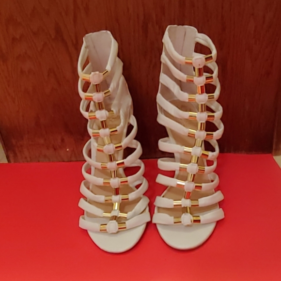 Vince Camuto - Picture 2 of 4